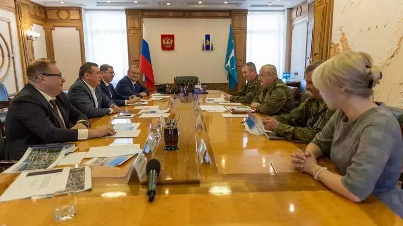 Лимаренко обсудил с представителем ВВО возможность передачи земли военных Сахалину