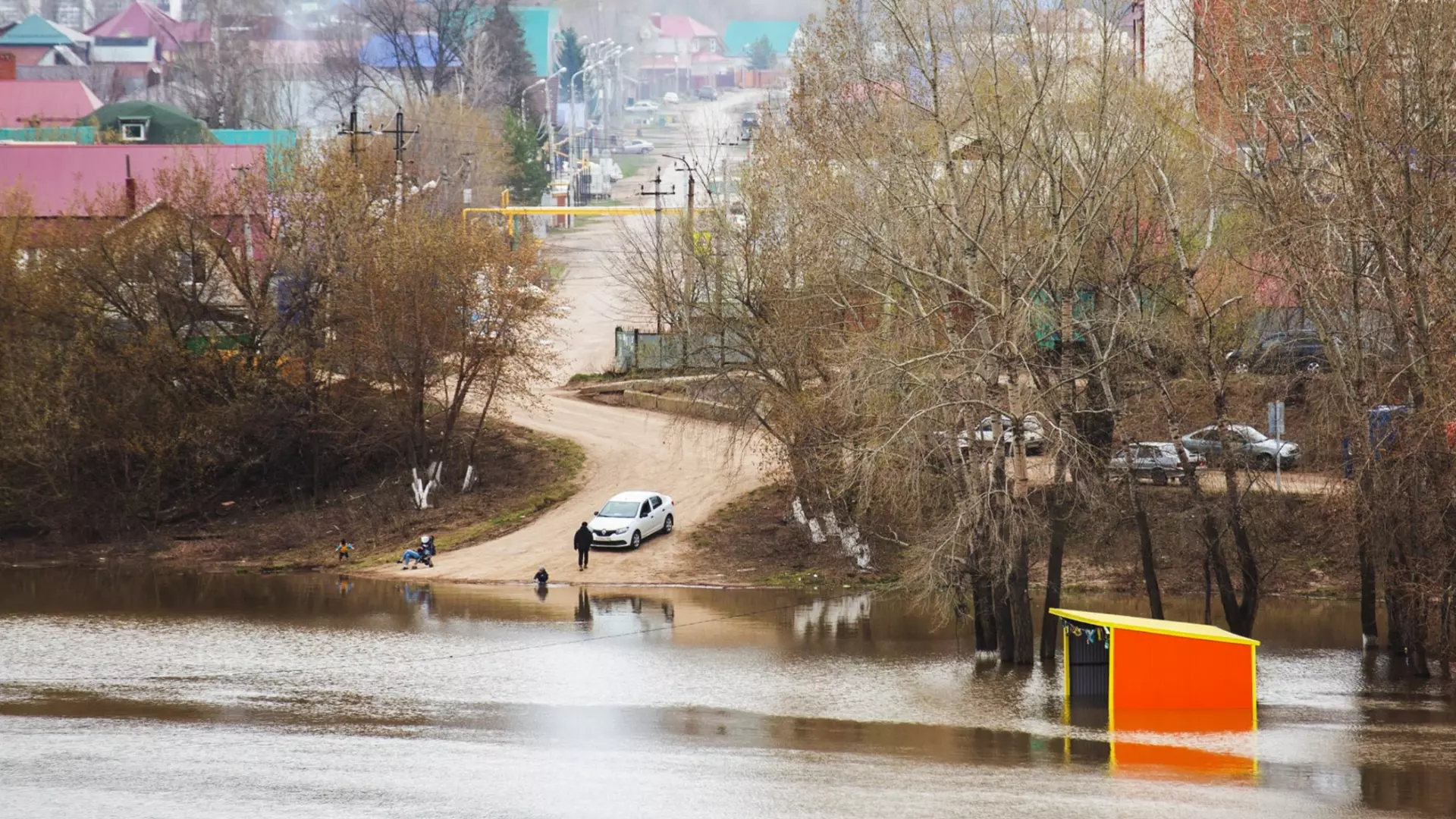 Пять мостов и две дороги остаются затоплены в Татарстане