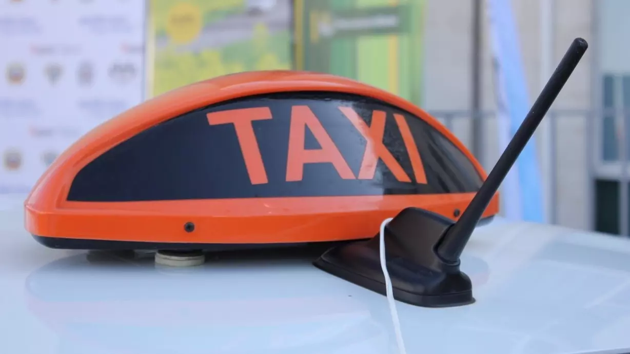 Таксист издевался над уснувшей пассажиркой в Казани