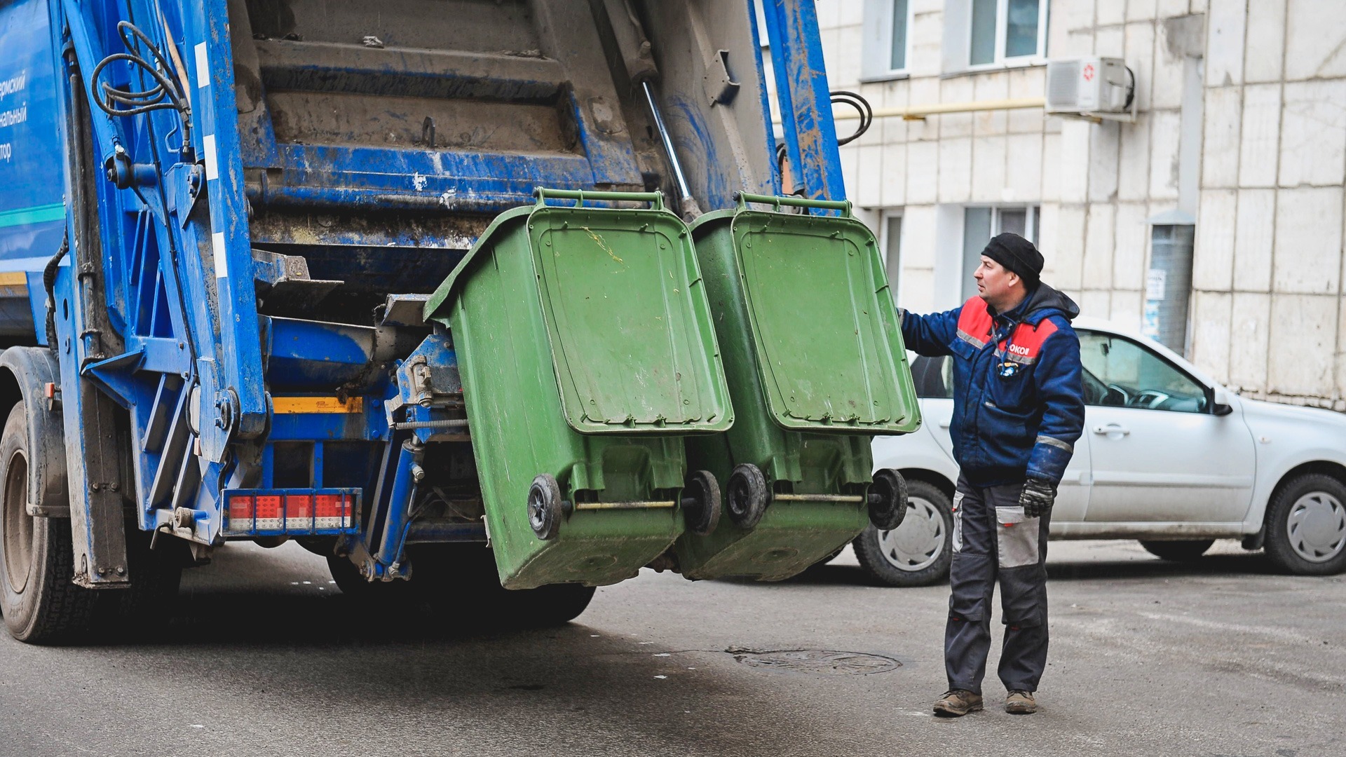 Челнинские дворники собрали 100 тонн уличного мусора
