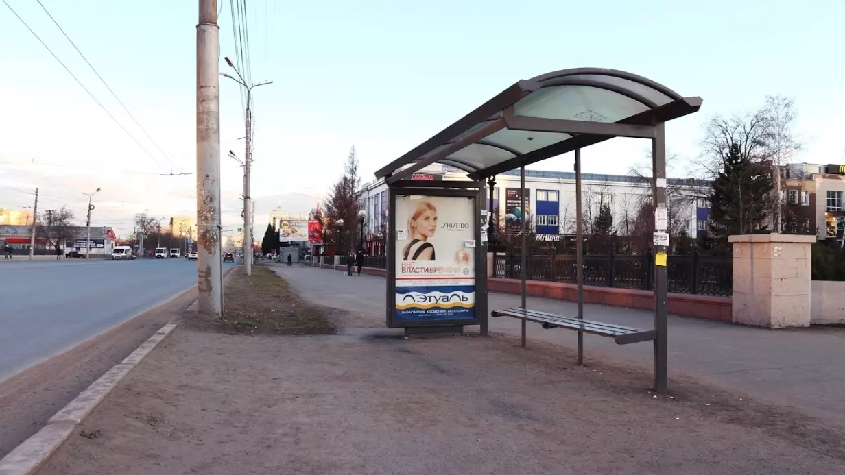 Девушка в белье устроила фотоссесию на остановке в Татарстане