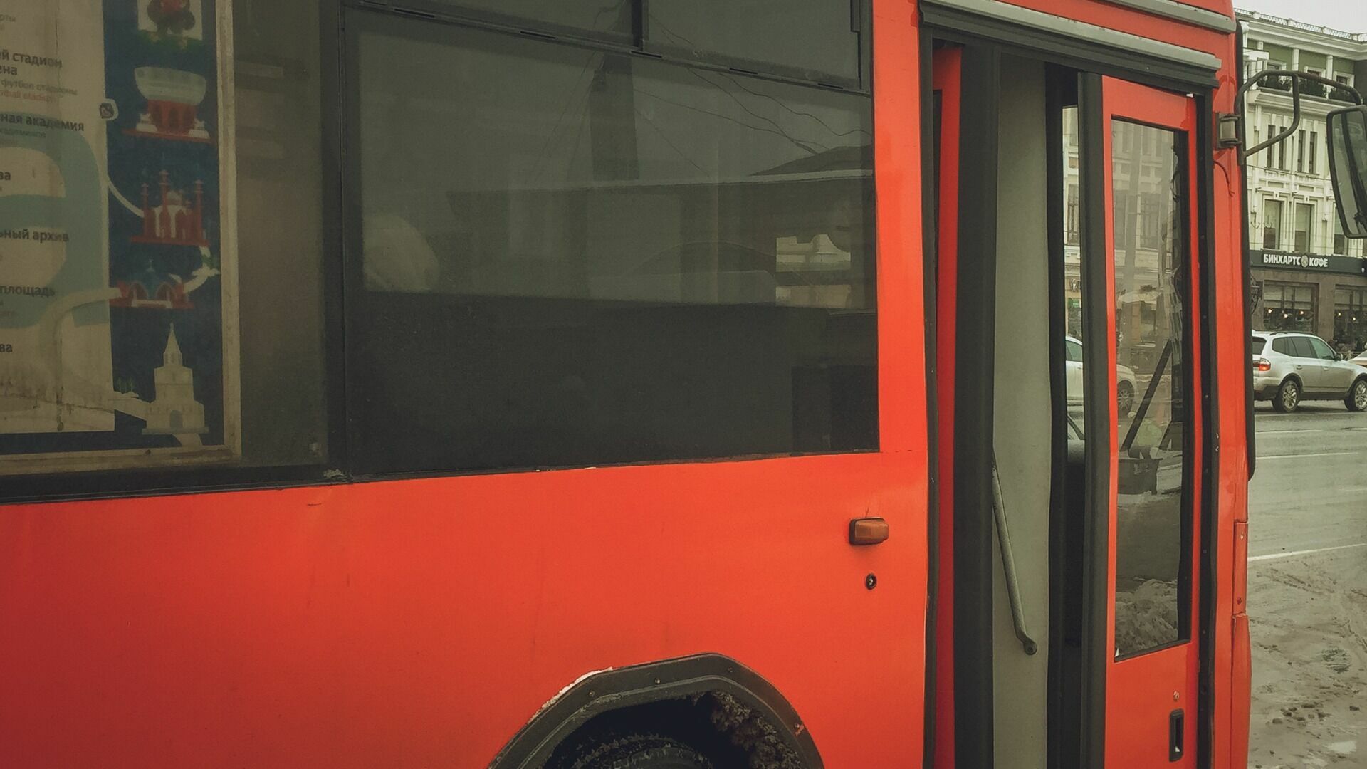 В Казани школьнице зажало ногу между дверями автобуса