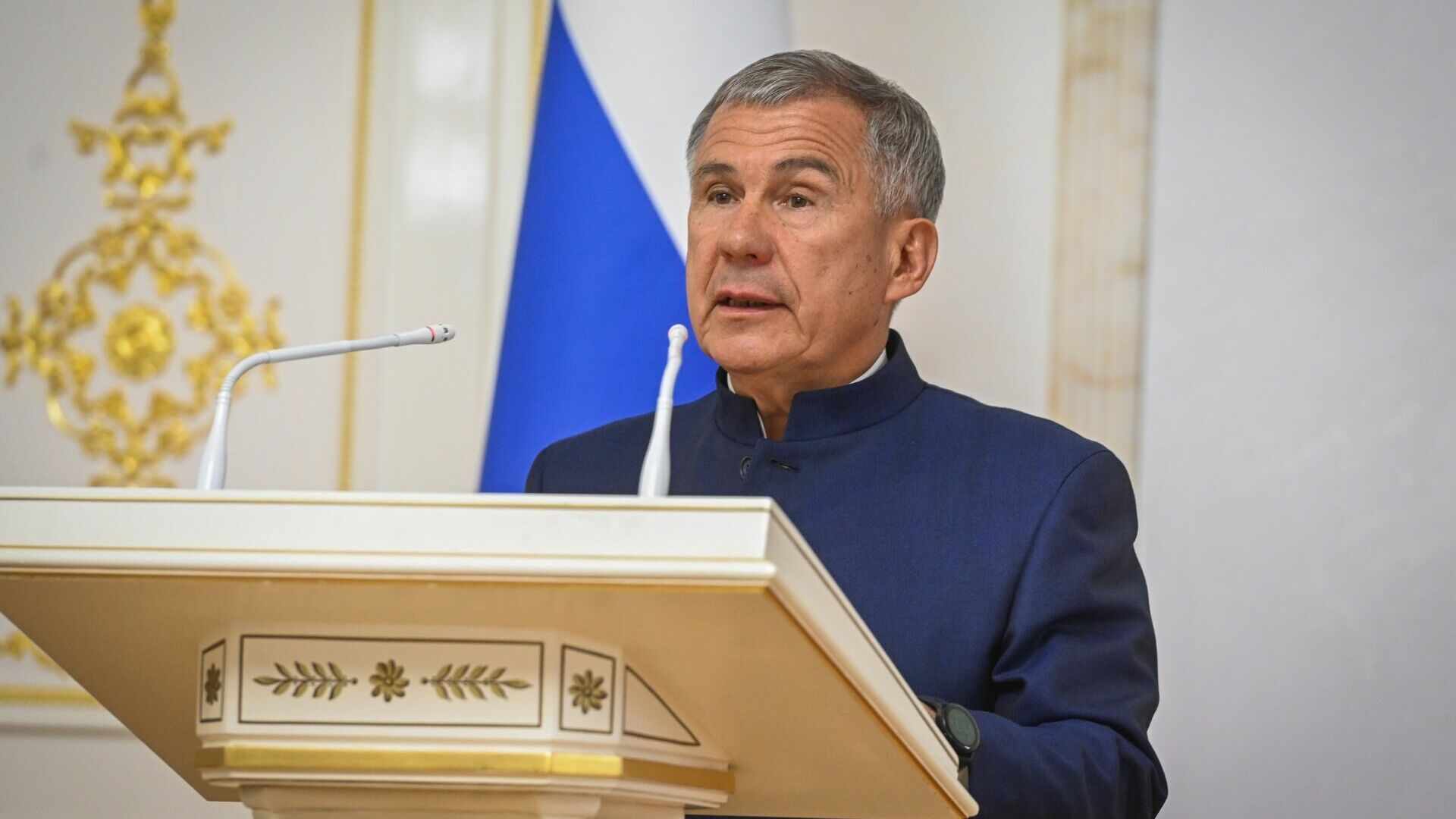 Минниханов наградил институты гражданского общества Татарстана
