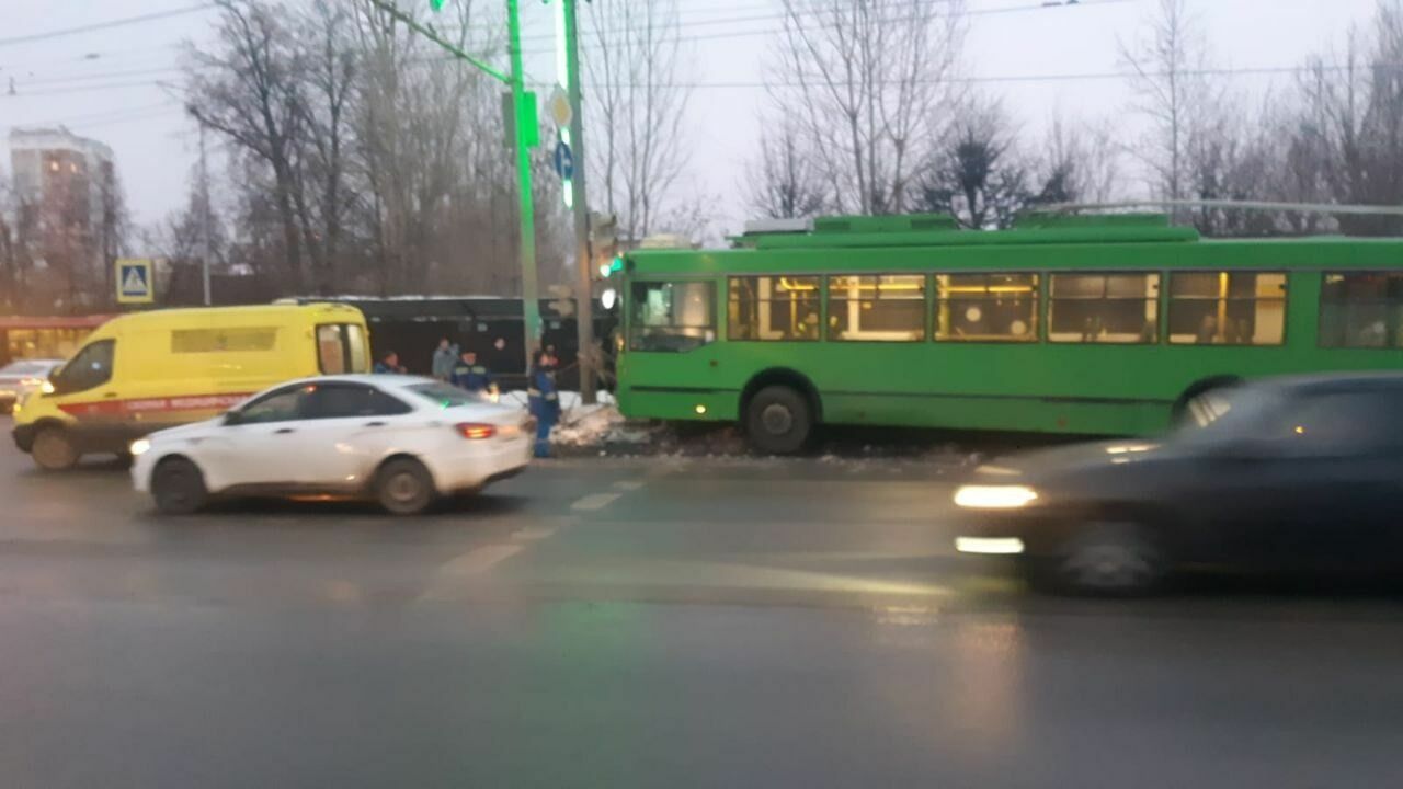 В Казани водителю троллейбуса придавило ноги при столкновении с забором